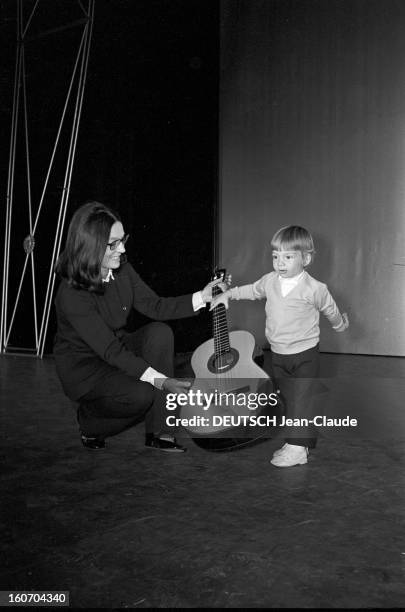 Nana Mouskouri Repeated Her Recital At Olympia. Paris- 25 Septembre 1969- Lors de sa répétition, Nana MOUSKOURI, chanteuse grecque, en costume...