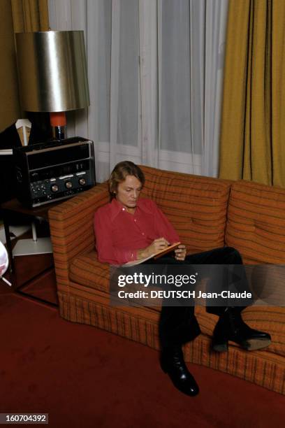 Claude Francois Ceo. En France, en janvier 1973, assis sur un canapé orange, devant un poste de radio, le chanteur Claude FRANCOIS, vêtu d'une...