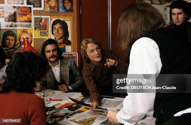 Claude Francois Ceo. En France, à Paris, en janvier 1973, dans une pièce au mur couvert d'affiches, le chanteur Claude FRANCOIS penché au-dessus...