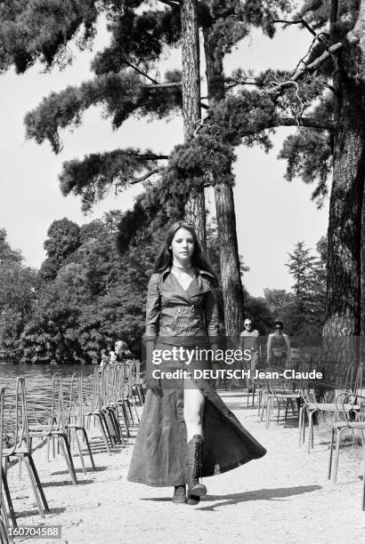 Fashion Maxi Long Slitted Dresses. Paris- 12 Août 1970- Reportage sur la mode des robes maxi longues fendues: Carole ANDRE, 18 ans, italo-américaine,...
