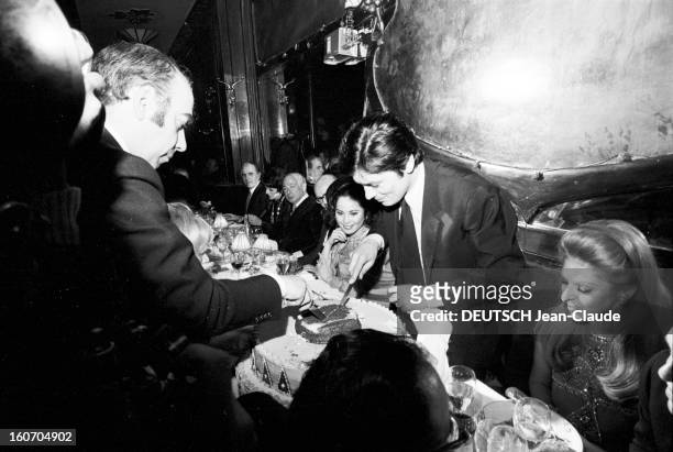 First Of The Film 'borsalino' By Jacques Deray. Paris - 19 mars 1970 - Lors de la première du film 'Borsalino', debouts autour d'une table dans un...