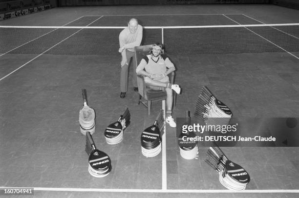 Bjorn Borg In Sweden. Stockholm, janvier 1979. Le tennisman Bjorn BORG et son entraineur Lennart BERGELIN posent au milieu de ses raquettes empilées...