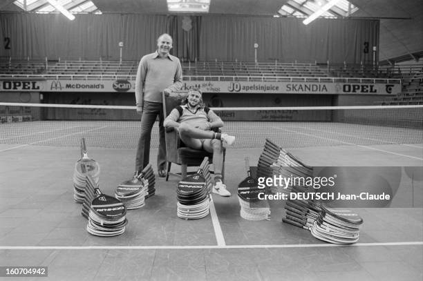 Bjorn Borg In Sweden. Stockholm, janvier 1979. Le tennisman Bjorn BORG et son entraineur Lennart BERGELIN posent au milieu de ses raquettes empilées...