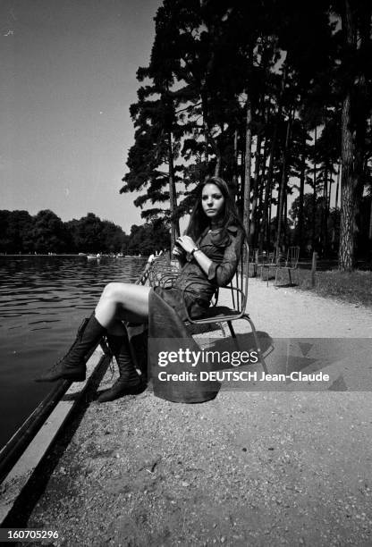 Fashion Maxi Long Slitted Dresses. Paris- 12 Août 1970- Reportage sur la mode des robes maxi longues fendues: Carole ANDRE, 18 ans, italo-américaine,...