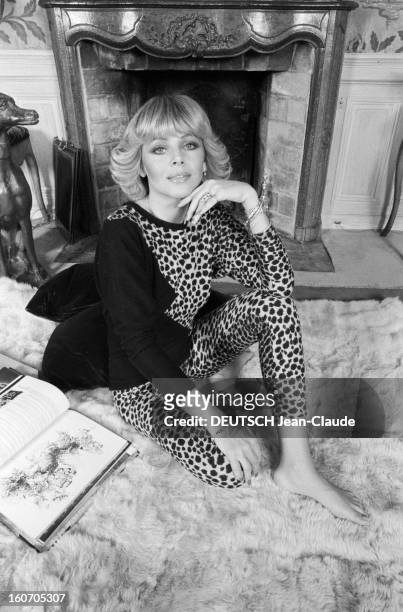 Rendezvous With Britt Ekland. En novembre 1979, Britt EKLAND, actrice, alias Britt Marie EKLUND, portant un vêtement en peau de léopard, chez elle,...