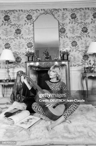 Rendezvous With Britt Ekland. En novembre 1979, Britt EKLAND, actrice, alias Britt Marie EKLUND, portant un vêtement en peau de léopard, chez elle,...