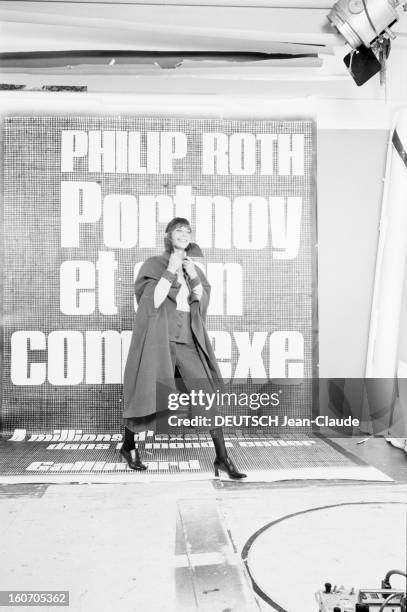 Jane Birkin Presents Models Of Ready-to-wear. Paris- 27 Août 1970- Lors de sa présentation de modèles de prêt-à-porter, Jane BIRKIN pose en attitude,...