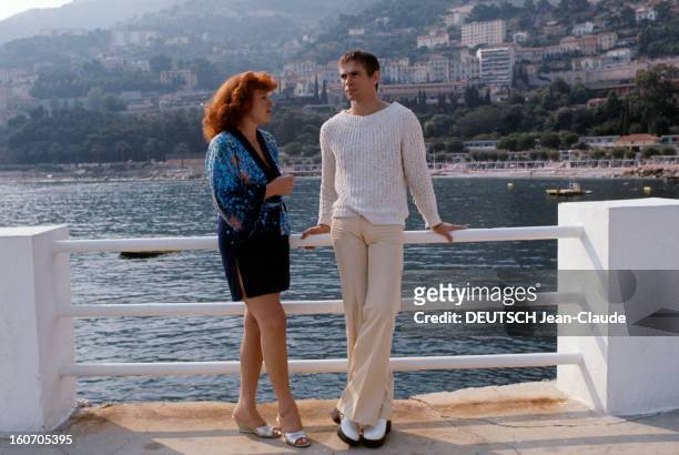 Close-up Of Regine At The Jimmi'z In Monte Carlo. Monte-Carlo - août 1974 - Sur une terrase au bord de la mer, la chanteuse REGINE, en peignoir bleu,...