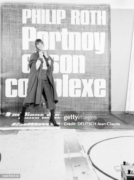 Jane Birkin Presents Models Of Ready-to-wear. Paris- 27 Août 1970- Lors de sa présentation de modèles de prêt-à-porter, Jane BIRKIN pose en attitude,...