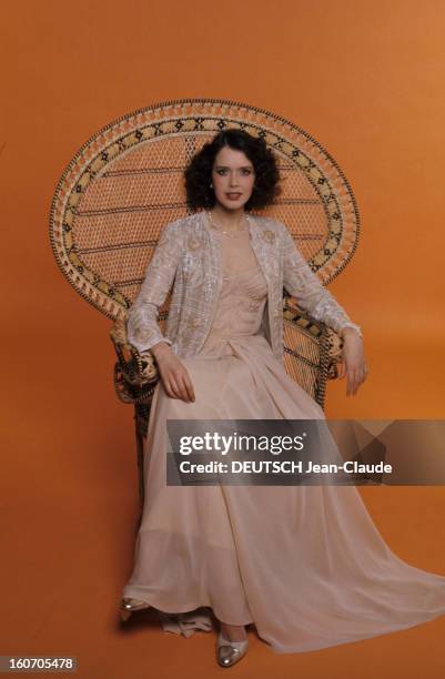 Summer Fashion By Couture Designers. EMMANUELLE' chez CHANEL: Dans un fauteuil en rotin, Sylvia Kristel, héroïne des deux 'EMMANUELLE', pose en...