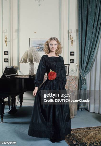Summer Fashion By Couture Designers. GRES: Robe de concert; la duchesse Gersende d'Orléans pose en robe longue de taffetas noir, manches longues et...