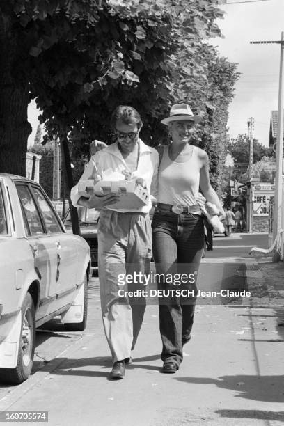 Rendezvous With Margaux Hemingway. En France, le 20 juin 1980, le cinéaste Bernard FOUCHER, avec des lunettes de soleil, et sa femme, Margaux...