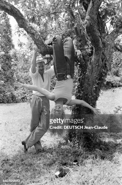 Rendezvous With Margaux Hemingway. En France, le 20 juin 1980, le cinéaste Bernard FOUCHER, souriant, avec un chapeau, et sa femme, Margaux...