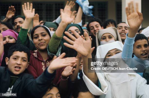 The Official Visit Of Valery Giscard D'estaing In Morocco. Des femmes voilées de blanc ou de noir, ne laissant apparaître que les yeux, parmi des...