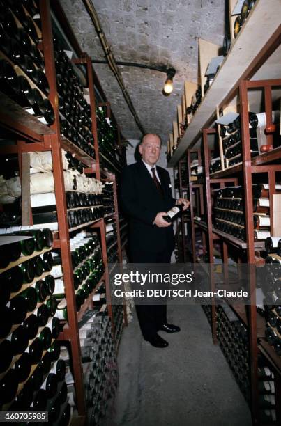 London Clubs. Londres - février 1976 - Dans la cave d'un club de la ville, dans une allée bordée d'étagères remplies de bouteilles, un homme non...