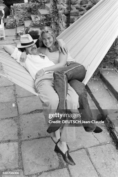 Rendezvous With Margaux Hemingway. En France, le 20 juin 1980, le cinéaste Bernard FOUCHER, souriant, avec un chapeau, et sa femme, Margaux...