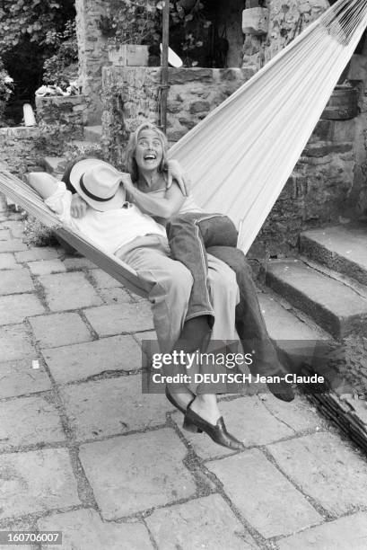 Rendezvous With Margaux Hemingway. En France, le 20 juin 1980, le cinéaste Bernard FOUCHER, souriant, avec un chapeau cachant son visage, et sa...