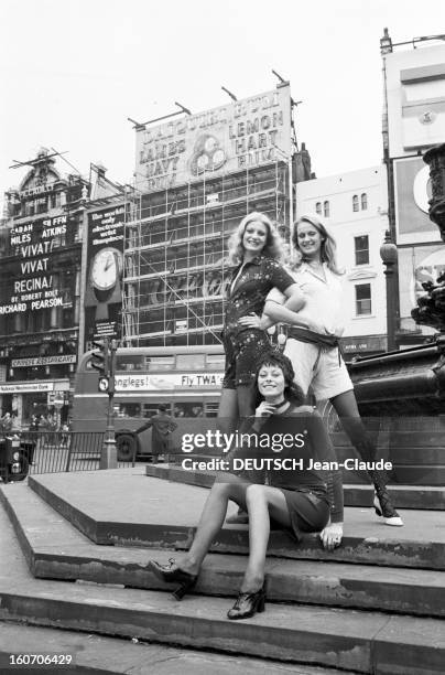 Mary Quant Spring Summer 1971 Collection In The Streets Of London. En Angleterre, à Londres, le 29 octobre 1970, lors d'une présentation de la mode...