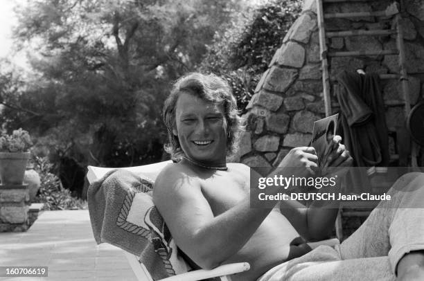 Rendezvous With Johnny Hallyday On Sports Holiday In Saint-tropez. France, Saint-Tropez, 14 aout 1981, le chanteur et acteur Johnny HALLYDAY passe...