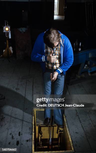 Lorraine. En mai 1975, à l'occasion d'un reportage sur la région de la Lorraine, dans une verrerie, un artisant en chemise à carreaux et veste bleue,...