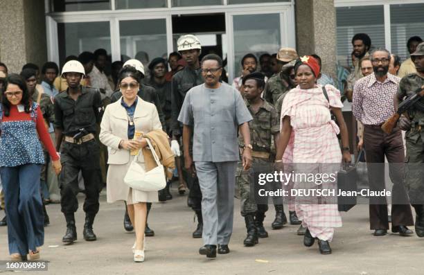 Portuguese Departure Of Angola. En Angola, en octobre 1975, pendant la guerre civile, lors de la lutte pour l'indépendance du pays, on aperçoit an...