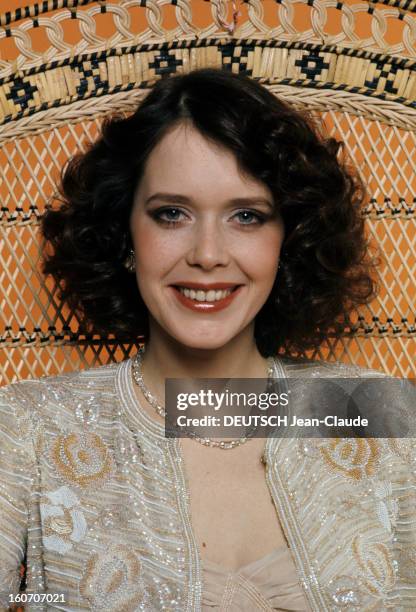 Summer Fashion By Couture Designers. EMMANUELLE' chez CHANEL: Dans un fauteuil en rotin, Sylvia Kristel, héroïne des deux 'EMMANUELLE', pose en...