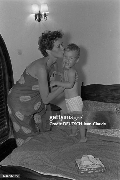 Shooting Of The Film 'good Bye Emmanuelle' By Francois Leterrier With Sylvia Kristel. Les Seychelles- 30 Avril 1977- Lors du tournage du troisième...