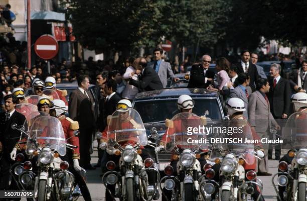 Official Visit Of President Valery Giscard D'estaing In Tunisia. En novembre 1975, précédés d'un peloton de motards, debout côte à côte, sortant du...