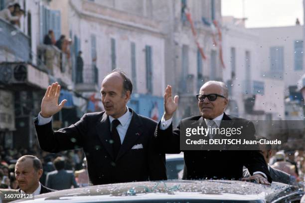 Official Visit Of President Valery Giscard D'estaing In Tunisia. En novembre 1975, debout côte à côte, sortant du toit ouvrant de leur voiture, le...