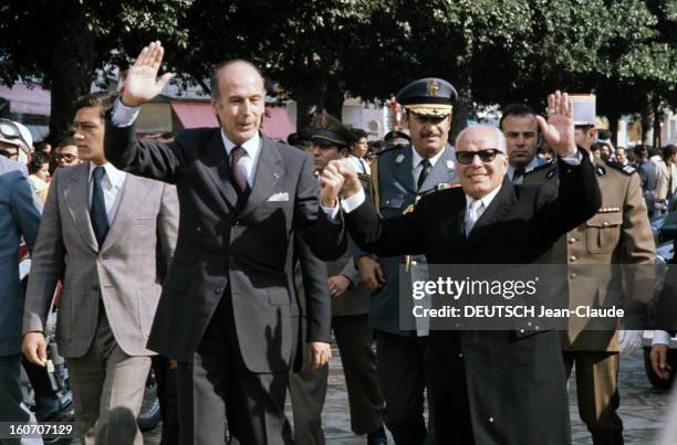 Official Visit Of President Valery Giscard D'estaing In Tunisia. En novembre 1975, devant des officiers, marchant côte à côte, le président Habib...