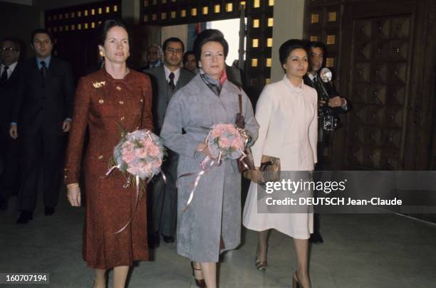 The Official Visit Of President Valery Giscard D'estaing In Egypt. Anne-Aymone GISCARD D'ESTAING, en tailleur Chanel aux tons bruns cuivrés et Jihane...