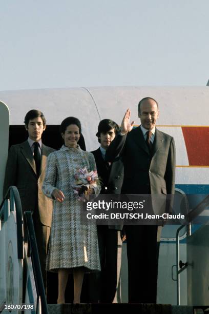 The Official Visit Of President Valery Giscard D'estaing In Egypt. Aéroport du Caire: sur la plateforme haute de la passerelle de l'avion...