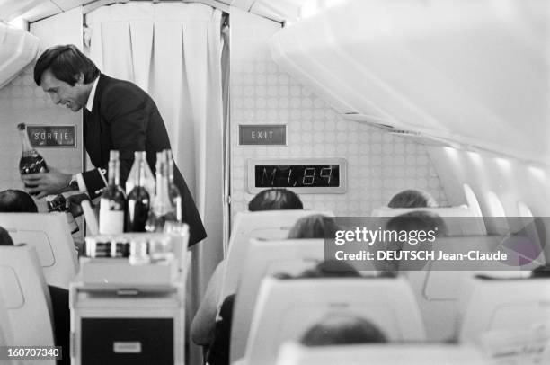 January 21st First Concorde Commercial Flight, Paris - Dakar - Rio De Janeiro. A bord de l'avion supersonique CONCORDE, un stewart, debout dans...