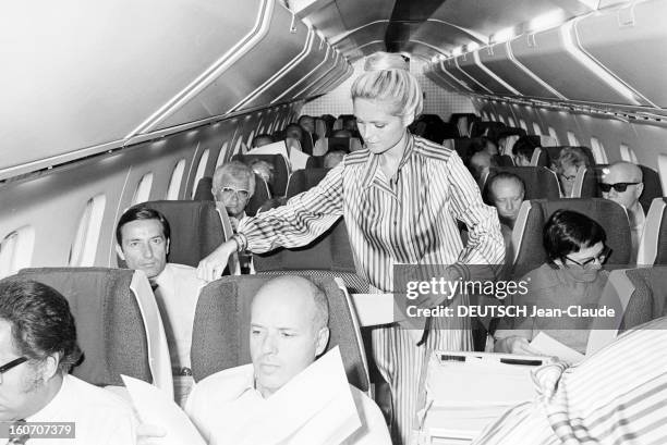 January 21st First Concorde Commercial Flight, Paris - Dakar - Rio De Janeiro. A bord de l'avion supersonique CONCORDE, une hôtesse, en robe PATOU,...