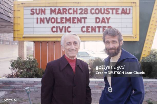 Jacques-yves Cousteau And His Son Philippe In Florida. En mars 1976, en Floride, le commandant Jacques-Yves COUSTEAU, portant une veste noire sur un...