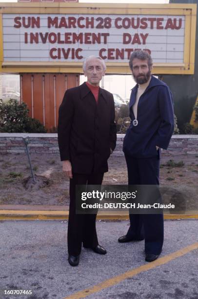 Jacques-yves Cousteau And His Son Philippe In Florida. En mars 1976, en Floride, sur un parking, le commandant Jacques-Yves COUSTEAU, portant un...