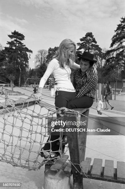 Rendezvous With Paul Anka And His Wife, The Former Model Anne De Zogheb, In Paris. A Paris, au Jardin d'acclimatation, Paul ANKA, avec un chapeau,...