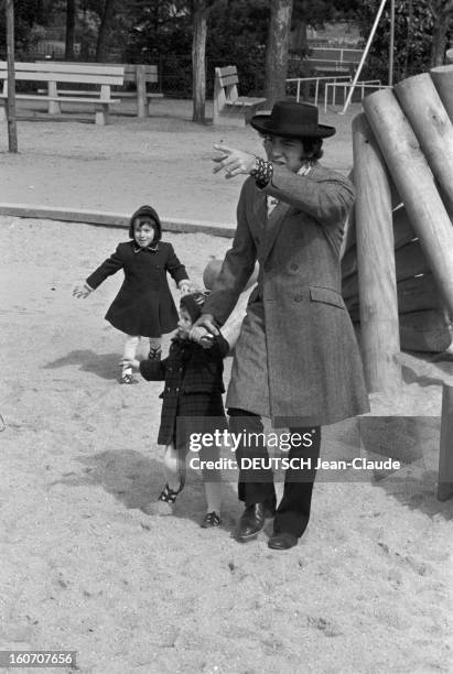 Rendezvous With Paul Anka And His Wife, The Former Model Anne De Zogheb, In Paris. A Paris, au Jardin d'acclimatation, Paul ANKA, avec un chapeau et...