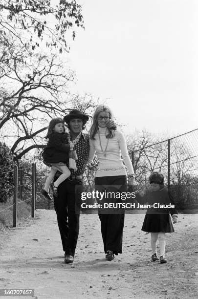 Rendezvous With Paul Anka And His Wife, The Former Model Anne De Zogheb, In Paris. A Paris, au Jardin d'acclimatation, Paul ANKA, avec un chapeau,...