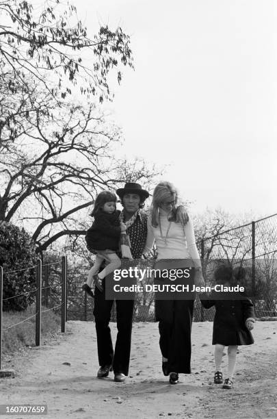 Rendezvous With Paul Anka And His Wife, The Former Model Anne De Zogheb, In Paris. A Paris, au Jardin d'acclimatation, Paul ANKA, avec un chapeau,...