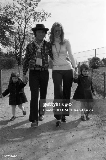 Rendezvous With Paul Anka And His Wife, The Former Model Anne De Zogheb, In Paris. A Paris, au Jardin d'acclimatation, Paul ANKA, avec un chapeau,...