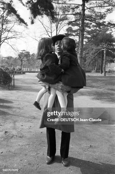 Rendezvous With Paul Anka And His Wife, The Former Model Anne De Zogheb, In Paris. A Paris, au Jardin d'acclimatation, Paul ANKA, avec un chapeau et...