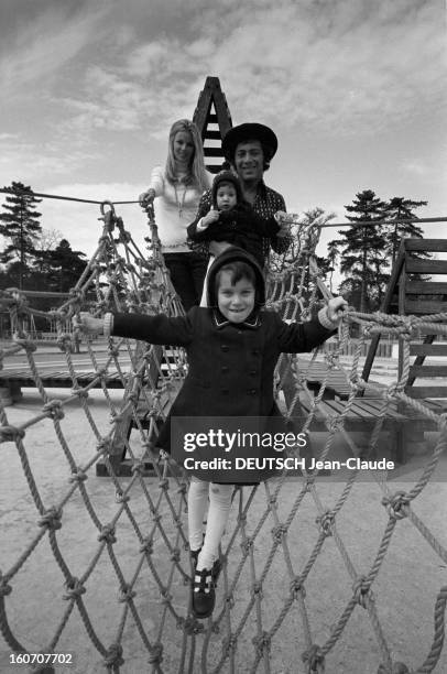 Rendezvous With Paul Anka And His Wife, The Former Model Anne De Zogheb, In Paris. A Paris, au Jardin d'acclimatation, Paul ANKA, avec un chapeau,...