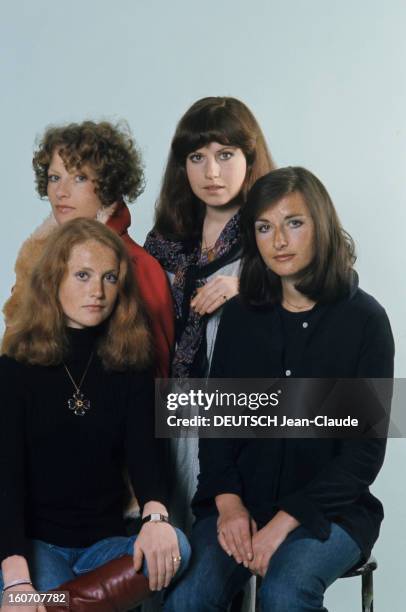 The Four Huppert Sisters Pose In Studio. En mai 1976, portrait en studio, au premier plan, de gauche à droite, des actrices Isabelle HUPPERT, en jean...