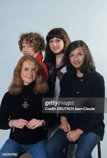 The Four Huppert Sisters Pose In Studio. En mai 1976, portrait en studio, au premier plan, de gauche à droite, des actrices Isabelle HUPPERT, en jean...