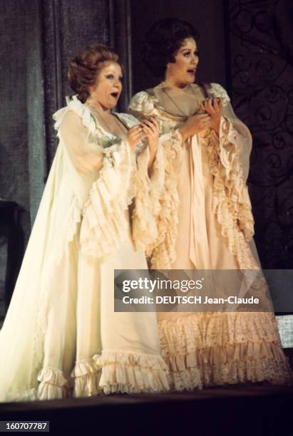 Performance Of 'cosi Fan Tutte' At The Paris Opera Garnier. Kiri TE KENAWA dans le rôle de Fiordiligi, et Jane BERBIE , dans le rôle de Dorabella, en...