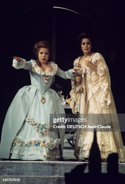 Performance Of 'cosi Fan Tutte' At The Paris Opera Garnier. Kiri TE KENAWA dans le rôle de Fiordiligi, et Jane BERBIE , dans le rôle de Dorabella, en...