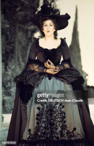 Performance Of 'cosi Fan Tutte' At The Paris Opera Garnier. Jane BERBIE, dans le rôle de Dorabella, en costume de scènes chante sur la scène de...