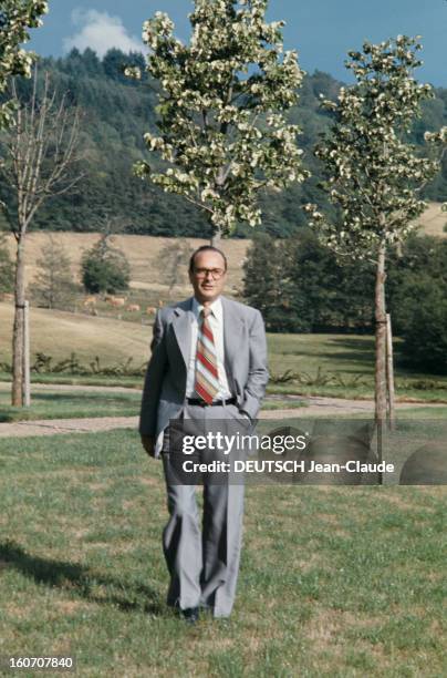 Rendezvous With Jacques Chirac. En France, en septembre 1976, l'homme politique Jacques CHIRAC portant des lunettes de vue, vêtu d'un costume gris et...