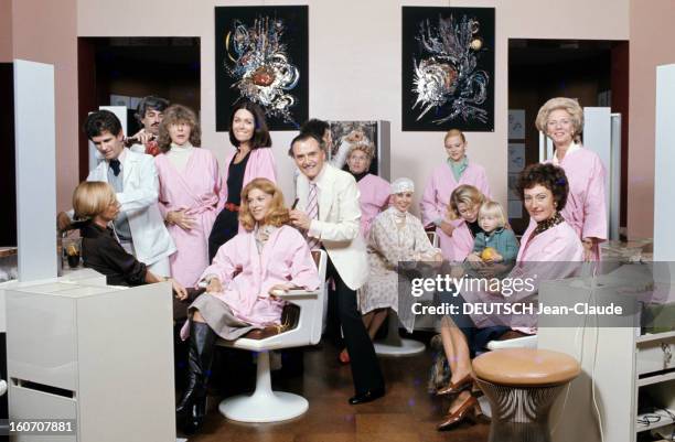 The Big Names Of Hairdressing. Paris - 1976 - Dans son salon du faubourg Saint-Honoré, debout, vêtu d'une chemise et cravate roses sous une veste...